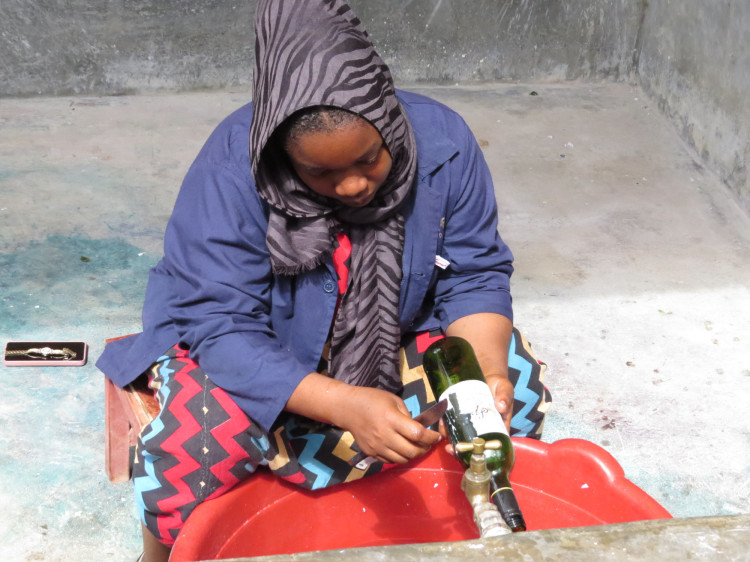 Weaving with plastic waste with Chako in Tanzania - Students4Sustainability